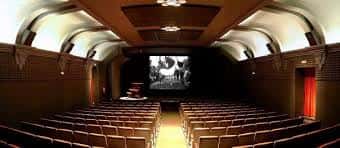 Interior del auditorio de la Filmoteca con butacas y pantalla de cine