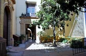 Patio interior con arcos y columnas de la Filmoteca