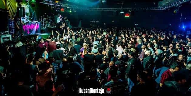 Plano general del interior de la sala mostrando la pista de baile y el público frente al escenario
