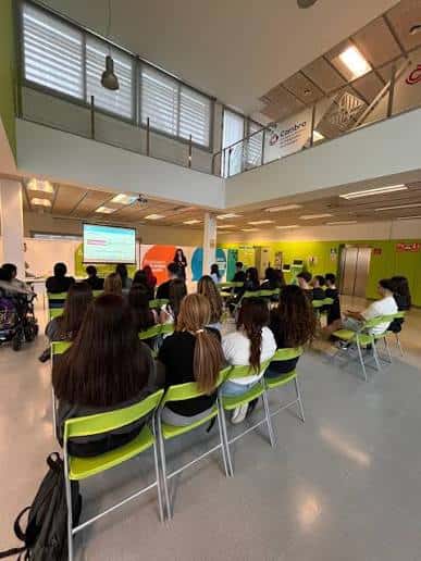 Sala de conferencias en Gornal Activa con asistentes sentados frente a una presentación