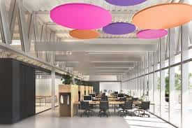 Espacio de coworking con iluminación decorativa y grandes ventanales