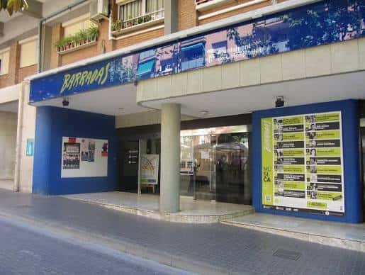 Fachada exterior del Auditori Barradas con cartelera de eventos