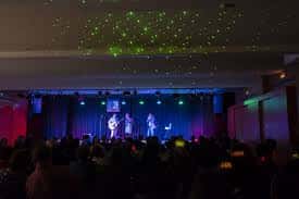Concierto en el auditorio del Centre Cultural Collblanc-La Torrassa con iluminación de escenario