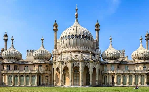 Vista frontal del Royal Pavilion con sus cúpulas y minaretes bajo un cielo azul despejado