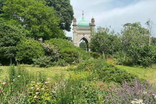 Jardines del Royal Pavilion con vegetación exuberante y el pabellón chino al fondo