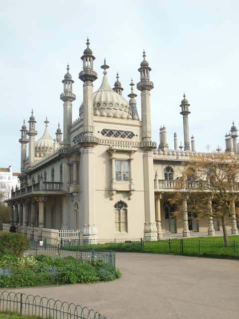 Fachada lateral del Royal Pavilion con detalles arquitectónicos y jardines bien cuidados