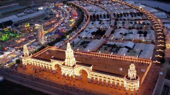 Vista aérea nocturna del recinto ferial iluminado durante un evento