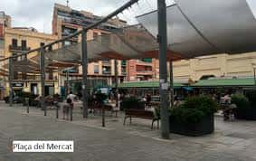 Plaza del Mercat con toldos modernos y zonas de descanso, ambiente urbano y funcional