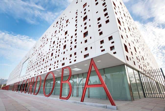 Fachada del edificio con la palabra 'CÓRDOBA' en letras rojas y diseño arquitectónico moderno