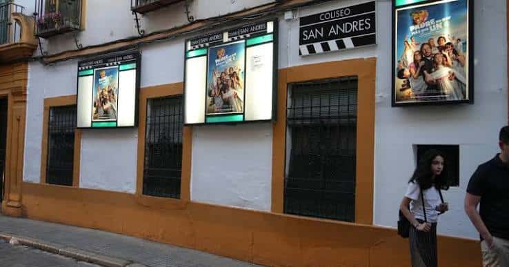 Fachada exterior del Coliseo San Andrés con cartelera de películas