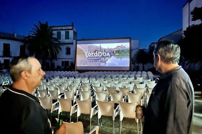 Proyección nocturna en el patio del Coliseo San Andrés con espectadores
