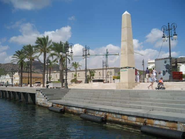 Paseo marítimo del Puerto de Cartagena con palmeras y obelisco