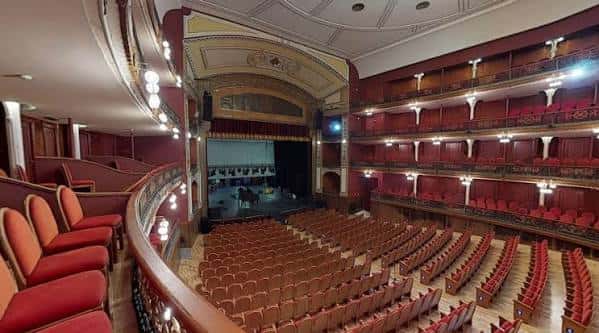 Vista panorámica del interior del Gran Teatro de Córdoba con butacas rojas y balcones ornamentados