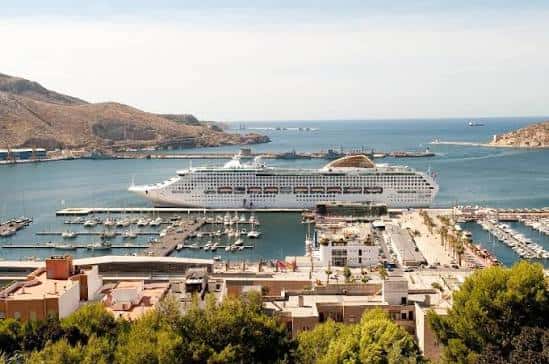 Vista panorámica del puerto con crucero atracado y mar abierto