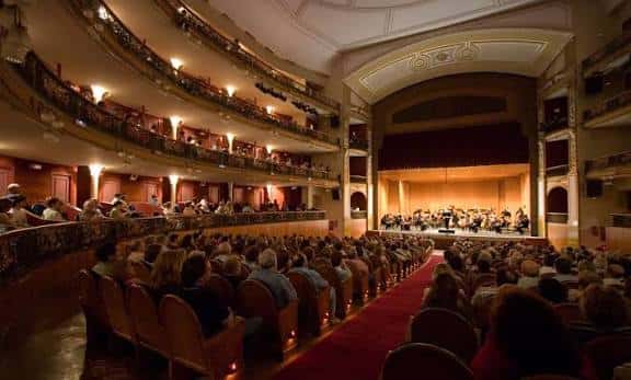 Auditorio lleno durante una actuación orquestal en el Gran Teatro de Córdoba