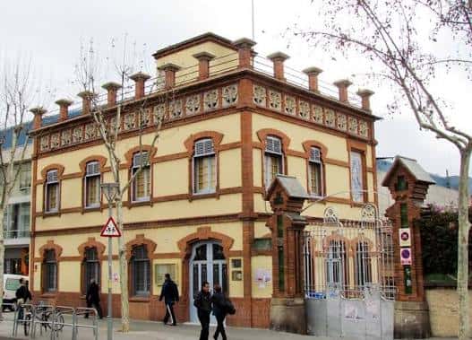 Fachada principal del Centre Cultural Sant Josep con arquitectura de ladrillo y detalles ornamentales