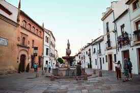Plaza del Potro con la fuente en el centro y personas caminando alrededor