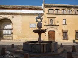 Vista frontal de la fuente y el Palacio de Viana bajo luz diurna