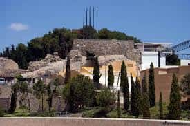 Vista del Castillo de la Concepción desde el Parque Torres con árboles y cielo azul