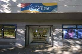 Fachada de la Oficina Jove con su logotipo distintivo