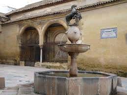 Fuente del Potro en primer plano con la fachada del Palacio de Viana al fondo