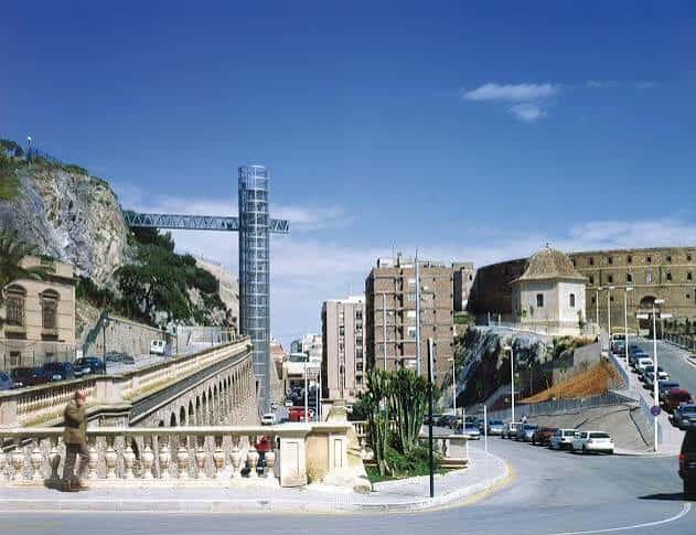 Vista panorámica del Ascensor Panorámico de Cartagena con el puente peatonal y la muralla histórica al fondo