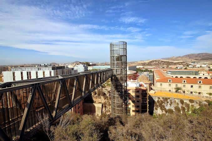 Perspectiva elevada del ascensor y puente metálico sobre el valle urbano de Cartagena