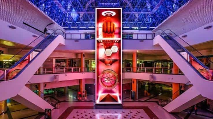 Interior del centro comercial con iluminación nocturna y decoración festiva