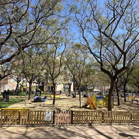 Área infantil renovada en la plaza con instalaciones inclusivas y árboles