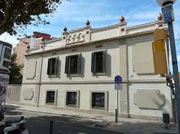 Edificio de estilo clásico con detalles arquitectónicos en la plaza