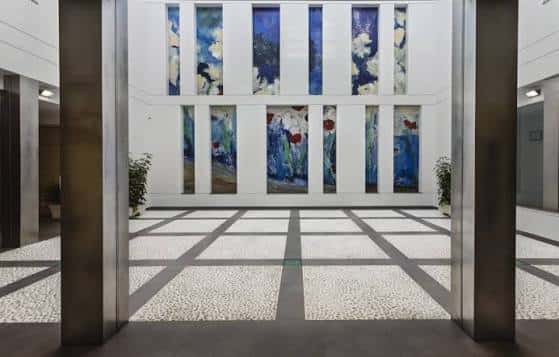 Vista del hall principal con obras de arte en la pared