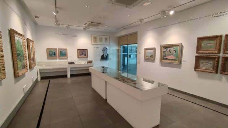 Sala de exposiciones con cuadros enmarcados