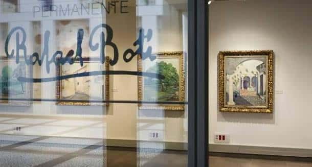 Vista de la entrada con el nombre del centro en la puerta