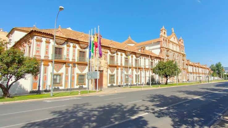 Vista lateral del Palacio de la Merced con banderas y fachada alargada