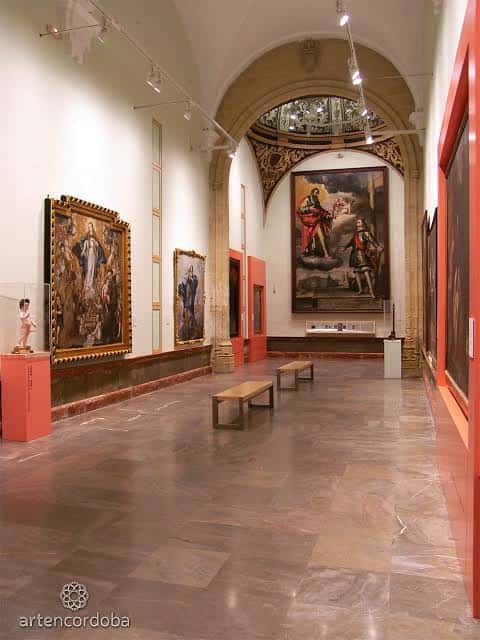 Galería principal del museo con bóvedas, pinturas de gran formato y bancos para visitantes