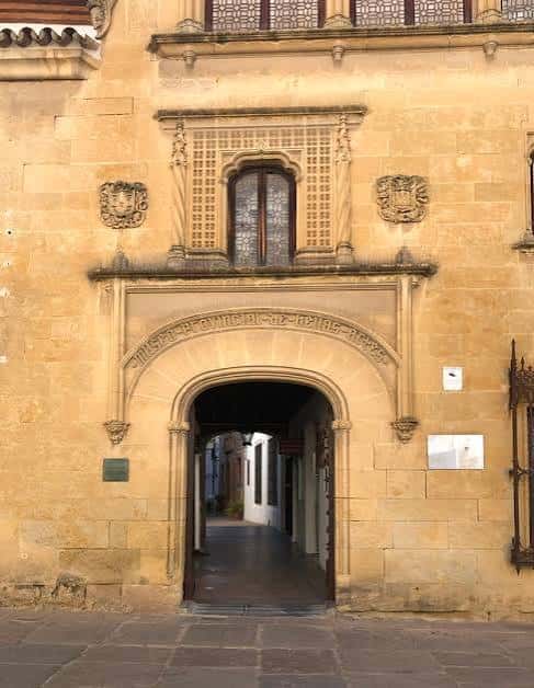Entrada arqueada del museo con detalles ornamentales y vista al patio interior