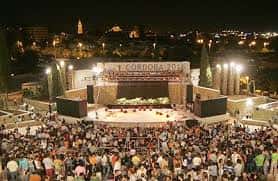 Concierto nocturno en el Teatro de la Axerquía con gran afluencia de público