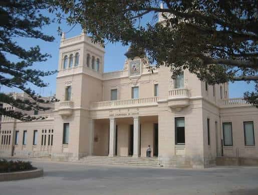 Vista exterior del MARQ con su fachada neoclásica y torres gemelas