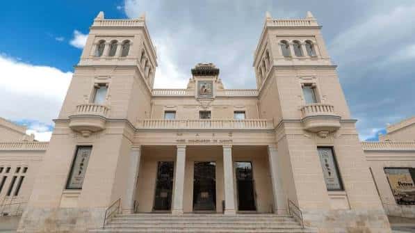 Fachada principal del Museo Arqueológico de Alicante bajo cielo azul