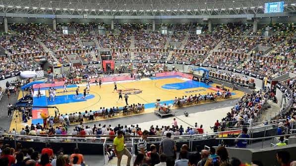 Interior del Coliseum Burgos durante un evento deportivo con público y cancha de baloncesto