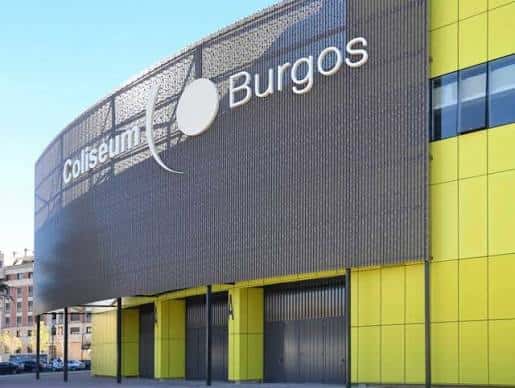 Detalle de la fachada del Coliseum Burgos mostrando el logotipo y diseño arquitectónico