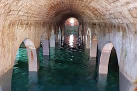 Interior de los depósitos de agua con bóveda de ladrillo y arcos