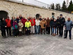 Grupo de visitantes realizando una visita guiada en el Cerro de San Miguel
