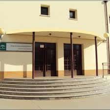 Fachada principal del CEIP Alcalde Pedro Barbudo con escalinata de acceso