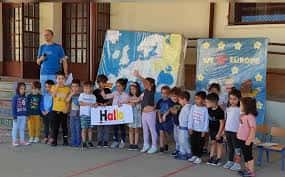 Grupo de niños celebrando el Día Europeo de las Lenguas con carteles decorativos