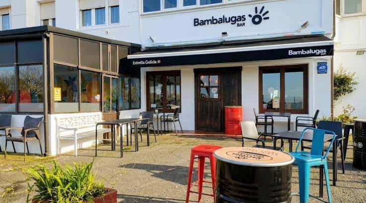 Fachada exterior del Bambalugas Bar con terraza y mobiliario