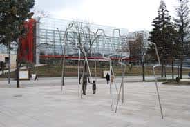 Plaza del Paseo Sierra de Atapuerca con escultura metálica y edificio moderno al fondo