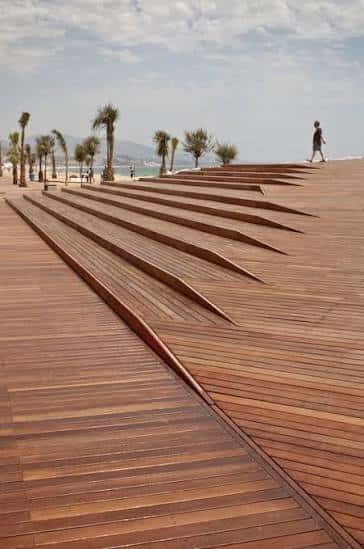 Detalle de la escalinata de madera del paseo marítimo