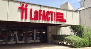 Entrada principal del edificio con el logotipo rojo de LaFACT