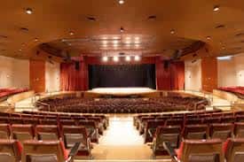 Interior del auditorio con escenario y butacas dispuestas en semicírculo